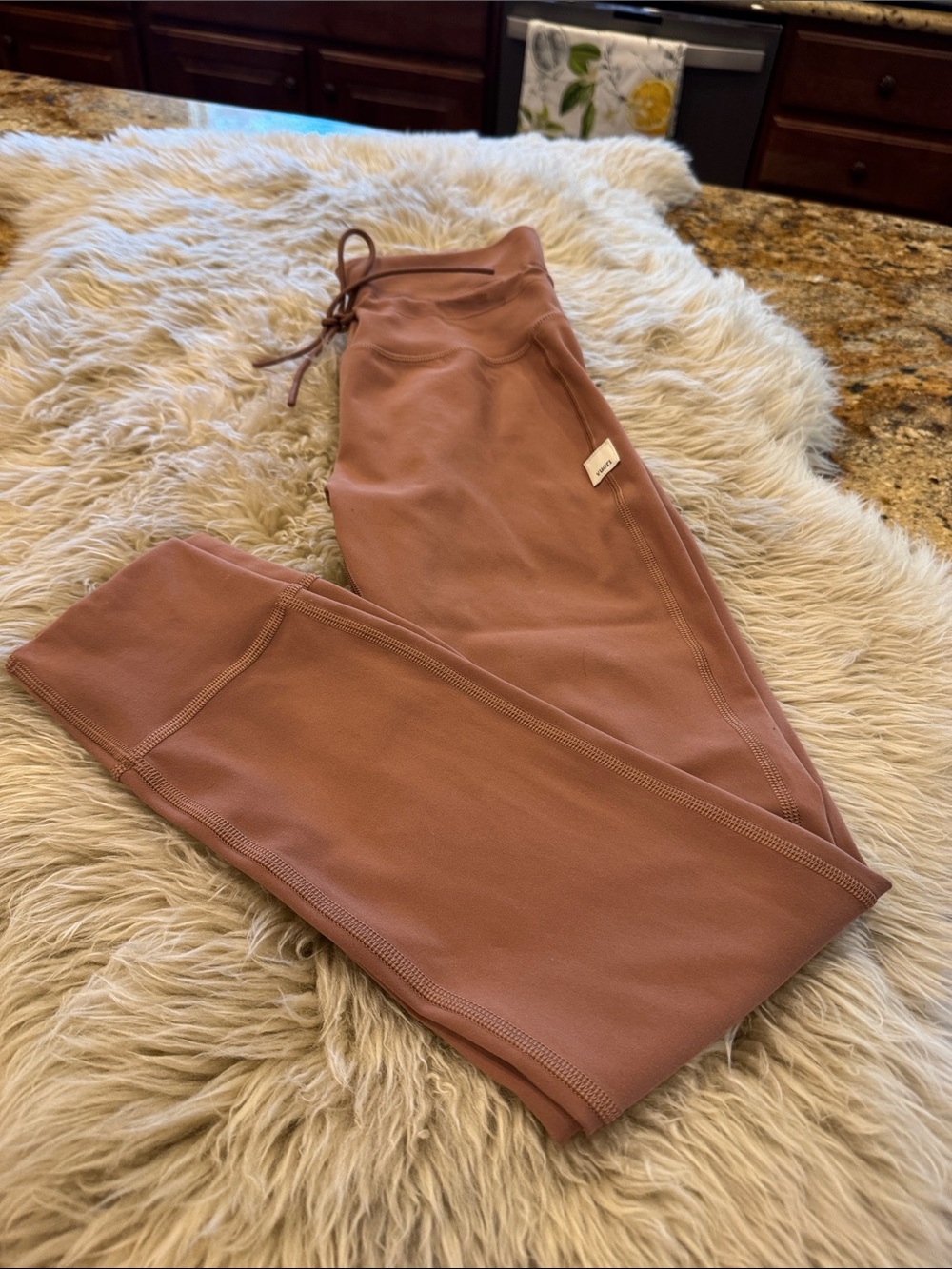 Vuori Daily leggings size XS. Mauve color. Like new!